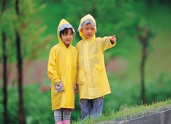 포토 JPG 주간 전신 나무 식물 여자 남자 어린이 자연 날씨 남매 서기 사람 동양인 소녀 소년 야외 두명 앞모습 친구 비 우비 소서 어린이만 국내포토 자연요소 옷 뷰포인트 가족 관계 모션 인종 여름 절기 생태계 파일형식
