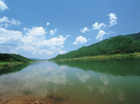 포토 JPG 주간 구름 배경화면 백그라운드 자연 하늘 산 풍경 사람없음 야외 강 반사 국내포토 자연요소 생태계 파일형식