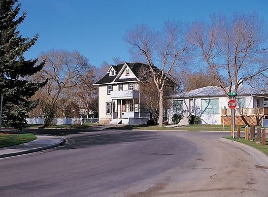 포토 JPG 주간 나무 식물 해외풍경 시설물 건축물 현대건축 건축 도로 길 백그라운드 해외건축 주택 사람없음 야외 건물 마을 전원주택 국내포토 자연요소 해외 교통시설 풍경 파일형식