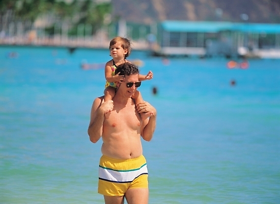 포토 JPG 주간 전신 서양인 외국인 백인 여자 남자 어린이 바다 여행 가족 휴가 사람 야외 두명 앞모습 목말 휴양지 어린이만 국내포토 자연요소 뷰포인트 관계 모션 인종 장소 파일형식