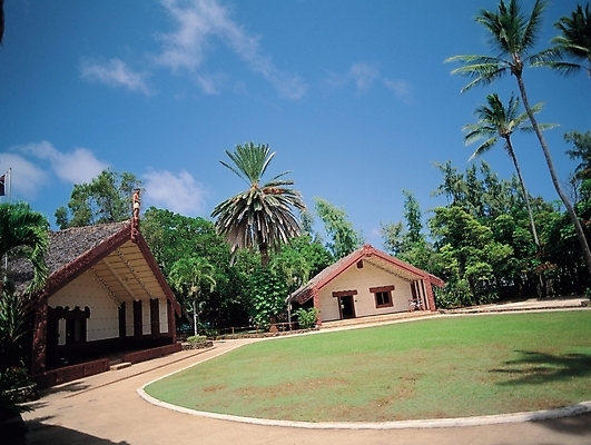 포토 JPG 주간 나무 식물 구름 해외풍경 시설물 건축물 공원 현대건축 건축 배경화면 백그라운드 자연 하늘 주택 풍경 잔디 사람없음 야외 건물 관광지 야자수 정원 열대식물 휴양지 열대기후 국내포토 자연요소 해외 공공시설 여행 장소 생태계 파일형식