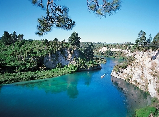 포토 JPG 주간 나무 식물 배경화면 백그라운드 자연 하늘 풍경 사람없음 야외 강 절벽 소나무 숲 국내포토 자연요소 생태계 파일형식