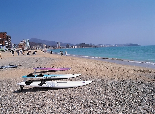 포토 JPG 주간 파도 바다 여행 백그라운드 교통 수상교통 휴가 사람 풍경 여러명 해변 야외 서핑보드 보트 군중 휴양지 국내포토 자연요소 교통수단 다수 배_교통 장소 보드_스포츠 파일형식