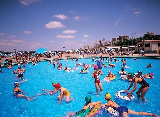 포토 JPG 주간 구름 사계절 계절 수영복 자연 물놀이 하늘 휴가 수영장 사람 야외 여름 풀장 파라솔 군중 휴양지 국내포토 자연요소 옷 놀이 장소 생태계 파일형식