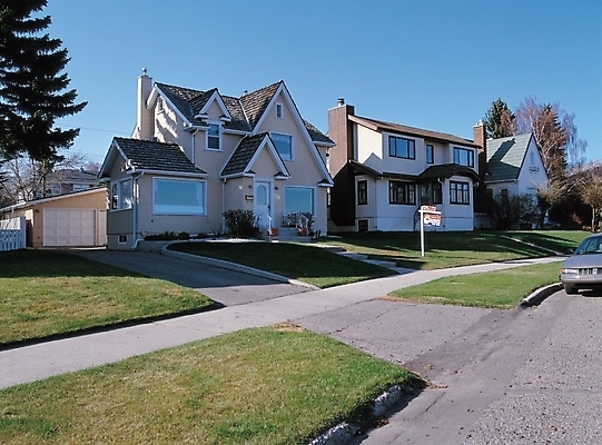 포토 JPG 주간 나무 식물 해외풍경 시설물 현대건축 건축 도로 길 육상교통 백그라운드 교통 승용차 자동차 자연 하늘 주택 풍경 잔디 사람없음 야외 마을 전원주택 단독주택 국내포토 자연요소 해외 건축물 교통수단 교통시설 건물 생태계 파일형식