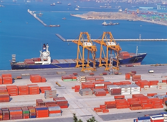 포토 JPG 주간 시설물 공공시설 현대건축 건축 산업 바다 백그라운드 교통 수상교통 풍경 사람없음 야외 항구 운송업 컨테이너 화물선 무역 선박 국내포토 자연요소 건축물 교통수단 배_교통 교통시설 시설 파일형식