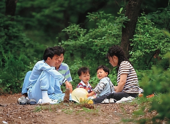 포토 JPG 주간 나무 식물 여자 남자 어린이 가족 사람 여러명 야외 소풍 숲 어린이만 국내포토 자연요소 다수 관계 야외활동 파일형식