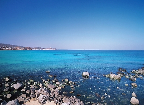포토 JPG 주간 바다 섬 배경화면 백그라운드 자연 풍경 해변 사람없음 야외 맑음 돌_바위 국내포토 자연요소 날씨 생태계 파일형식