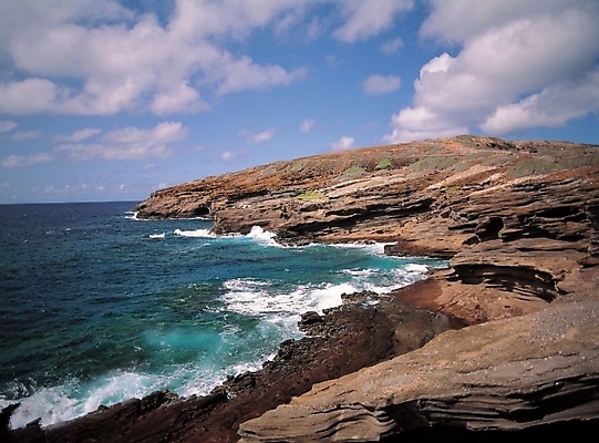 포토 JPG 주간 구름 파도 바다 섬 배경화면 백그라운드 자연 하늘 풍경 사람없음 야외 돌_바위 바위 국내포토 자연요소 생태계 파일형식