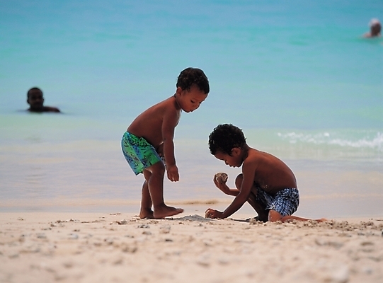 포토 JPG 주간 사계절 계절 남자 어린이 파도 바다 자연 사람 소년 해변 야외 두명 여름 모래사장 대서 남자만 어린이만 소년만 국내포토 자연요소 절기 생태계 파일형식