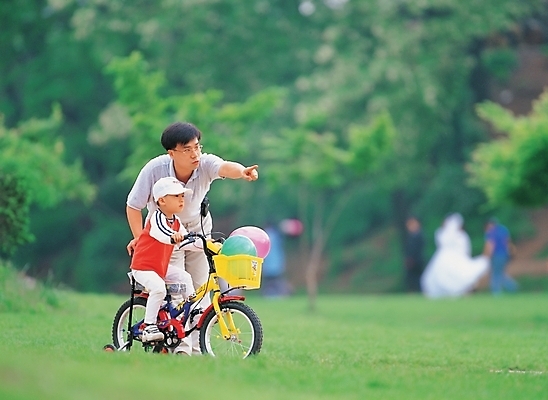 포토 JPG 주간 나무 식물 공원 남자 아들 어린이 육상교통 교통 가족 사람 소년 잔디 야외 두명 자전거 아빠 남자만 국내포토 자연요소 공공시설 교통수단 관계 바이크 파일형식