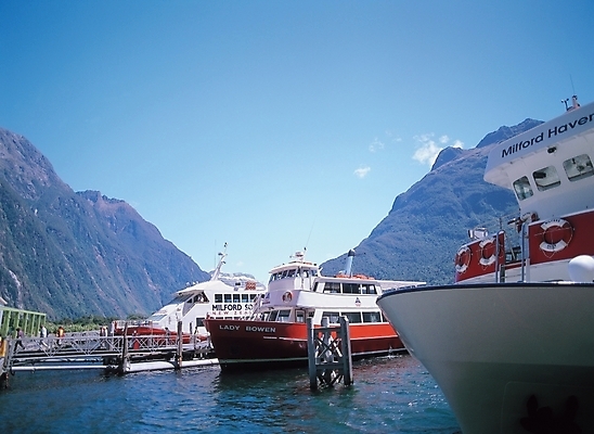 포토 JPG 주간 산업 바다 백그라운드 교통 수상교통 산 풍경 사람없음 야외 항구 운송업 크루즈 선박 국내포토 자연요소 교통수단 배_교통 교통시설 파일형식