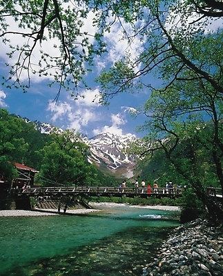 포토 JPG 주간 나무 식물 구름 백그라운드 자연 하늘 산 사람 풍경 야외 골짜기 계곡 가교 국내포토 자연요소 건축물 생태계 파일형식