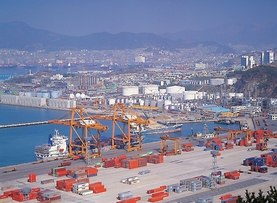 포토 JPG 주간 시설물 건축물 공공시설 현대건축 건축 산업 바다 백그라운드 풍경 사람없음 야외 건물 항구 운송업 도시 컨테이너 무역 선박 국내포토 자연요소 수상교통 교통시설 시설 파일형식