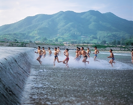 포토 JPG 주간 사계절 계절 남자 어린이 자연 물놀이 하늘 산 사람 소년 여러명 야외 여름 강 달리기 남자만 어린이만 소년만 국내포토 자연요소 다수 모션 놀이 생태계 파일형식