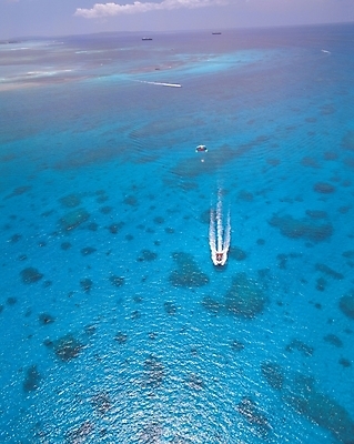 포토 JPG 주간 구름 바다 배경화면 백그라운드 교통 수상교통 자연 하늘 풍경 사람없음 야외 맑음 바닷속 보트 선박 수중사진 국내포토 자연요소 교통수단 배_교통 날씨 수중 생태계 파일형식