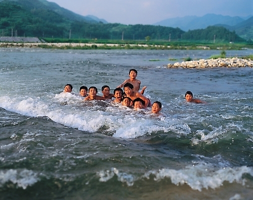 포토 JPG 주간 사계절 계절 남자 어린이 파도 자연 물놀이 하늘 산 사람 소년 여러명 야외 여름 강 남자만 어린이만 소년만 국내포토 자연요소 바다 다수 놀이 생태계 파일형식