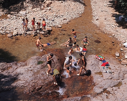 포토 JPG 주간 사계절 계절 여자 남자 어린이 자연 물놀이 사람 소녀 소년 여러명 야외 여름 하이앵글 골짜기 계곡 어린이만 국내포토 자연요소 뷰포인트 다수 놀이 생태계 파일형식
