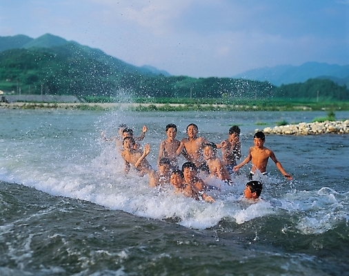 포토 JPG 주간 구름 사계절 계절 남자 어린이 파도 자연 물놀이 하늘 산 사람 소년 여러명 야외 여름 강 남자만 어린이만 소년만 국내포토 자연요소 바다 다수 놀이 생태계 파일형식