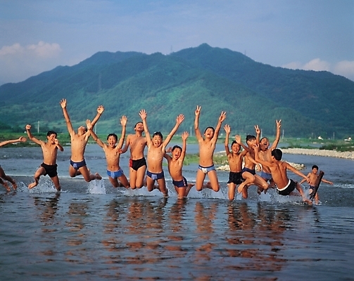 포토 JPG 주간 구름 사계절 계절 남자 어린이 자연 물놀이 하늘 산 사람 소년 여러명 야외 여름 강 남자만 어린이만 소년만 국내포토 자연요소 다수 놀이 생태계 파일형식