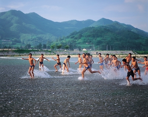 포토 JPG 주간 사계절 계절 남자 어린이 자연 물놀이 산 사람 소년 여러명 야외 여름 강 달리기 남자만 어린이만 소년만 국내포토 자연요소 다수 모션 놀이 생태계 파일형식