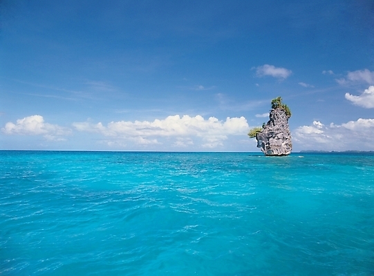포토 JPG 주간 구름 사계절 계절 바다 섬 배경화면 백그라운드 자연 하늘 풍경 사람없음 야외 여름 맑음 돌_바위 바위 국내포토 자연요소 날씨 생태계 파일형식