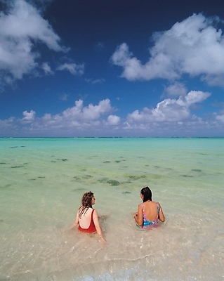 포토 JPG 주간 사계절 계절 여자 바다 자연 물놀이 하늘 사람 풍경 성인 해변 야외 두명 여름 여름휴가 바캉스 맑음 대서 여자만 성인여자만 성인만 국내포토 자연요소 놀이 날씨 휴가 절기 생태계 파일형식 여름_계절