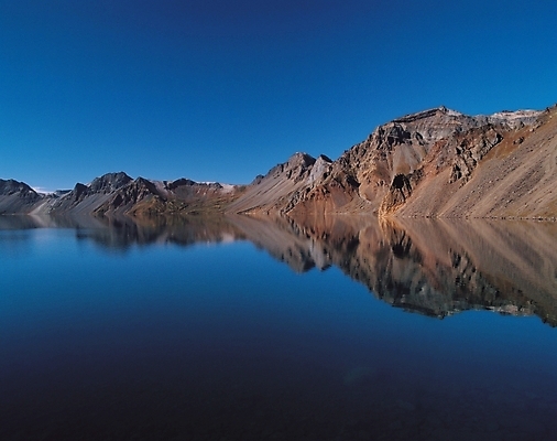 포토 JPG 주간 호수 배경화면 백그라운드 자연 산 풍경 사람없음 야외 반사 천지 국내포토 자연요소 생태계 파일형식
