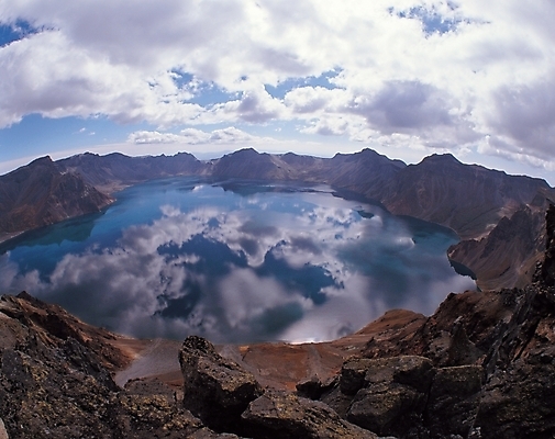 포토 JPG 주간 구름 호수 배경화면 백그라운드 자연 하늘 산 풍경 사람없음 야외 반사 천지 국내포토 자연요소 생태계 파일형식