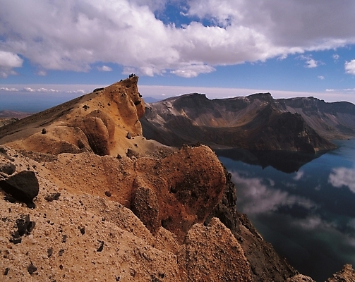 포토 JPG 주간 구름 호수 배경화면 백그라운드 자연 하늘 산 풍경 사람없음 야외 천지 국내포토 자연요소 생태계 파일형식