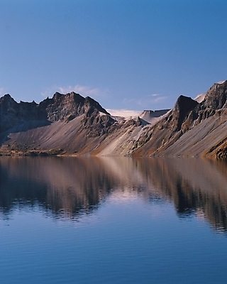포토 JPG 주간 호수 배경화면 백그라운드 자연 하늘 산 풍경 사람없음 야외 반사 천지 국내포토 자연요소 생태계 파일형식