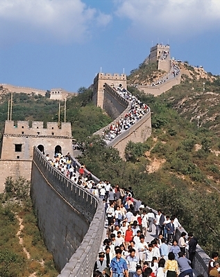포토 JPG 주간 구름 시설물 건축 나라 아시아 외국문화 고건축 해외건축 하늘 중국문화 사람 여러명 야외 관광지 중국 동양건축 세계문화유산 만리장성 중국건축 국내포토 자연요소 동양문화 해외 건축물 문화 여행 다수 문화재 성 파일형식 동양