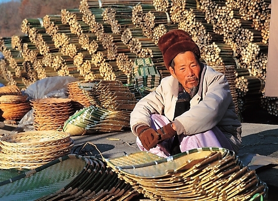 포토 JPG 주간 할아버지 노년 남자 열쇠 한명 사람 야외 소쿠리 시장 키_도구 장사 노인남자한명만 국내포토 자연요소 1 성인 바구니 도구 상업 남자한명만 노인남자만 파일형식