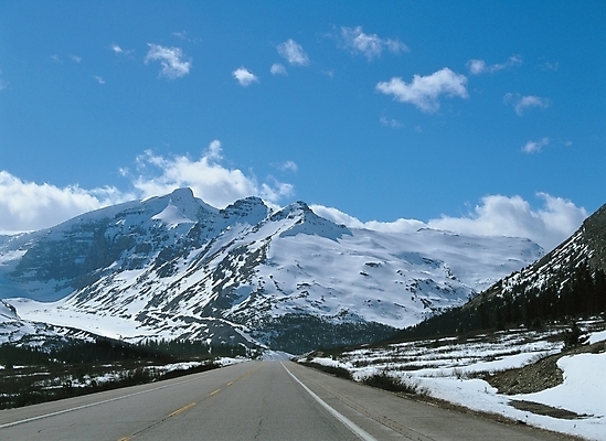 포토 JPG 주간 구름 시설물 사계절 계절 현대건축 건축 도로 길 배경화면 백그라운드 겨울 자연 하늘 산 풍경 사람없음 야외 눈 토목 국내포토 자연요소 건축물 교통시설 날씨 생태계 파일형식