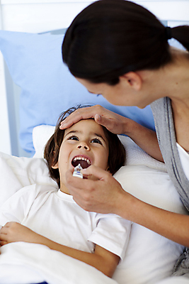 포토 JPG 해외이미지 백인 남자 아들 어린이 가족 엄마 실내 건강 입벌림 사람 소년 상반신 성인 두명 앞모습 옆모습 눕기 침실 잡기 열 질병 온도계 체온계 간호 돌봄 체온측정 의료성형뷰티 해외202004 아들바보 해외포토 서양인 뷰포인트 의학 관계 모션 표정 내부 측정 파일형식