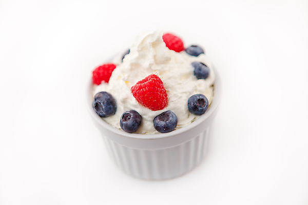 포토 JPG 해외이미지 사람없음 달콤 크림 흰배경 블루베리 산딸기 비타민 휘핑크림 해외202004 해외포토 백그라운드 과일 흰색 맛 영양소 휘핑 파일형식