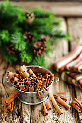 포토 JPG 해외이미지 음식 백그라운드 재료 탁자 건조 요리 사람없음 장식 갈색 조미료 막대기 향신료 유기농 향료 향 시나몬 해외202004 해외포토 웰빙 컬러 가구 향기 냄새 향미료 파일형식