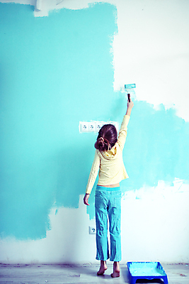 포토 JPG 해외이미지 손 디자인 어린이 벽 주택 오리 실내 한명 사람 내부 장식 파란색 노란색 페인트 놀이방 방 흰색 붓 도움 수리 콘센트 작음 그림 롤러 화가 도우미 정물화 해외202004 해외포토 직업 1 컬러 컨셉 조류 건물 신체부위 크기 파일형식