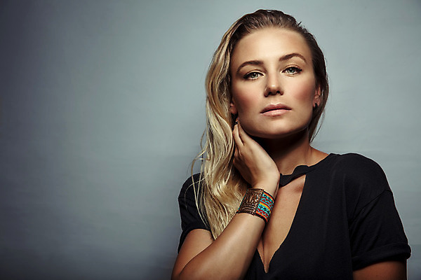 포토 JPG 해외이미지 백인 모델 라이프스타일 헤어스타일 여자 얼굴 실내 한명 사람 성인 금발 화장 유행 공백 회색 화려 우아함 부드러움 내추럴 고립 의료성형뷰티 스타일 카피스페이스 해외202004 관능적 해외포토 서양인 1 컬러 컨셉 내부 생활 신체부위 뷰티 감각 파일형식