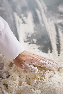 포토 JPG 해외이미지 직업 손 유니폼 실내 요리 한명 사람 신체부위 주방 식당 요리사 신선 작업 직원 준비 날것 반죽 만들기 밀가루 밀가루반죽 제빵사 핸드메이드 해외202004 해외포토 1 옷 모션 내부 상점 가루 파일형식