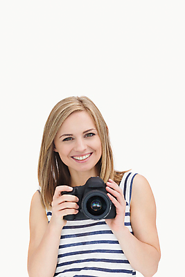 포토 JPG 해외이미지 백인 응시 여자 한명 서기 들기 상반신 20대 성인 취미 앞모습 카메라 사진촬영 잡기 사진사 흰배경 성인여자한명만 해외202004 해외포토 서양인 1 시선 뷰포인트 백그라운드 모션 사람 청년 전자제품 촬영 흰색 작가 여자한명만 성인여자만 파일형식