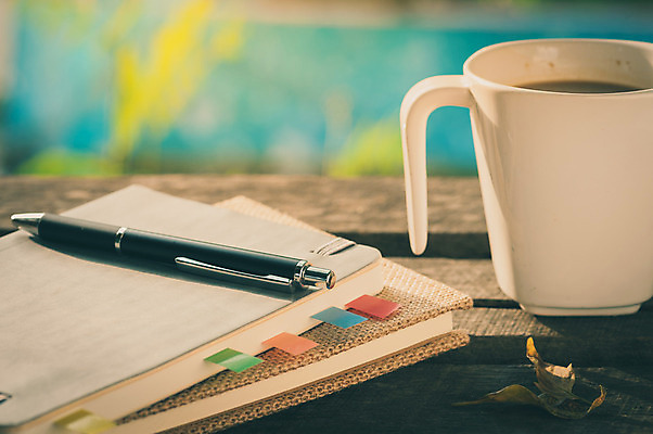 포토 JPG 해외이미지 라이프스타일 커피 음료 백그라운드 비즈니스 탁자 아침 추상 휴가 휴식 직장 사람없음 야외 책 컵 여름 펜 꼬리표 평화 다이어리 공책 수확 깃발 잡지 흔적 문서 주말 단절 소셜네트워크 필터 힙스터 효과 해외202004 해외포토 주간 식기 계절 패션 가구 컨셉 무늬 농업 회사 문구용품 생활 간행물 필기구 라벨 사무용품 파일형식