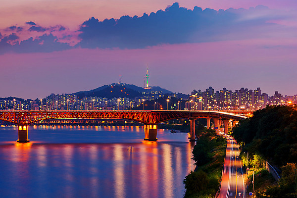 포토 JPG 해외이미지 아시아 여행 비즈니스 건축양식 산 서울 한국 안테나 동양인 풍경 사람없음 건물 강 도시풍경 탑 어둠 황혼 새벽 도시 센터 N 도심 야간 저녁 지역 대도시 스카이라인 남쪽 해외202004 해외포토 자연요소 건축물 알파벳 건축 나라 통신 인종 일몰 방향 파일형식