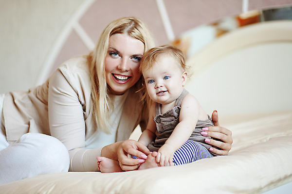 포토 JPG 해외이미지 전신 백인 라이프스타일 응시 여자 딸 행복 가족 포옹 놀이 엄마 실내 사랑 미소 사람 상반신 성인 두명 옆모습 침실 육아 침대 아기 돌봄 여자만 해외202004 해외포토 서양인 시선 감정 뷰포인트 가구 관계 안기 모션 표정 내부 생활 파일형식