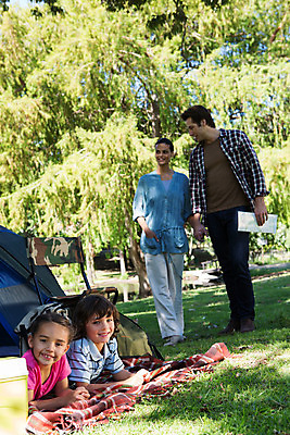 포토 JPG 해외이미지 나무 백인 라이프스타일 여자 남자 딸 행복 아들 어린이 가족 자연 엄마 휴가 함께함 텐트 사랑 앉기 소년 잔디 여러명 20대 성인 야외 초록색 30대 부모 걷기 봄 캠핑 시골 아빠 캠핑장 해외202004 해외포토 서양인 식물 계절 감정 컬러 다수 컨셉 관계 모션 레저 캠핑도구 사람 청년 생활 장년 생태계 파일형식