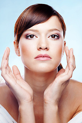 포토 JPG 해외이미지 백인 모델 1 헤어스타일 웰빙 여자 얼굴 포즈 신체 실내 건강 한명 사람 성인 파란색 빛 갈색 화장품 화려 매끈함 피부 순수 입술 광택 노려봄 내추럴 돌봄 바디케어 의료성형뷰티 유일 해외202004 관능적 해외포토 서양인 컬러 컨셉 모션 표정 내부 신체부위 뷰티 감각 파일형식