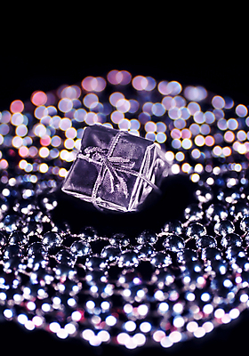 포토 JPG 해외이미지 전통 계절 분홍색 백그라운드 크리스마스장식 크리스마스 겨울 목걸이 장신구 검은배경 휴가 새해 선물 사람없음 장식 빛 상자 장난감 파티 보라색 검은색 축제 장식볼 축하 생일 은색 12월 제비꽃 오브젝트 활 질감 해외202004 해외포토 기념일 꽃 컬러 컨셉 이벤트 날짜 파일형식