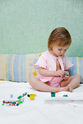 포토 JPG 해외이미지 1 여자 교육 행복 종이 얼굴 어린이 분홍색 쿠션 장난 베개 놀이 주택 실내 미술 한명 사람 초록색 학습 연필 유치원 자녀 침대 표현 아기 작음 집중 그림 크레파스 걸음마 돌봄 천진난만 초보 파스텔톤 해외202004 해외포토 감정 컬러 가구 컨셉 침구 모션 문화예술 학용품 내부 건물 신체부위 필기구 크기 파일형식