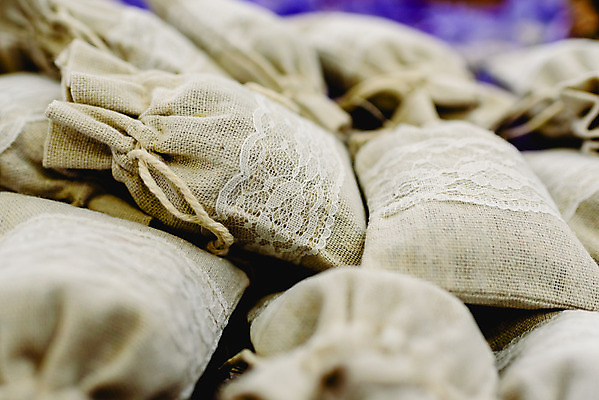 포토 JPG 해외이미지 백인 모델 라이프스타일 드레스 옷 여자 행복 어린이 백그라운드 가방 함께함 선물 사람 사람없음 쇼핑 유행 상점 검은색 흰색 화려 우아함 구매 작음 가죽 고객 소매 고립 스타일 해외202004 해외포토 서양인 잡화 감정 컬러 컨셉 생활 크기 파일형식