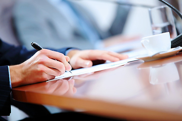 포토 JPG 해외이미지 직업 교육 종이 컨셉 회사 비즈니스 탁자 협력 직장 사람없음 컵 금융 경제 사무실 숫자 펜 볼펜 세일 자료 거래 계산기 정보 업무 자신감 그룹 재산 분석 동료 계약 사인 보고서 서식 문서 법 회계 변호사 대출 공급 해외202004 해외포토 문자 식기 감정 가구 관계 문구용품 필기구 장비 작업 파일형식